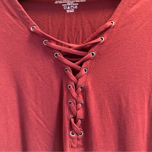 Maurices Size 0 (14W) Rusty Red Short Sleeve Top with Criss Cross Detailing - Picture 2 of 4